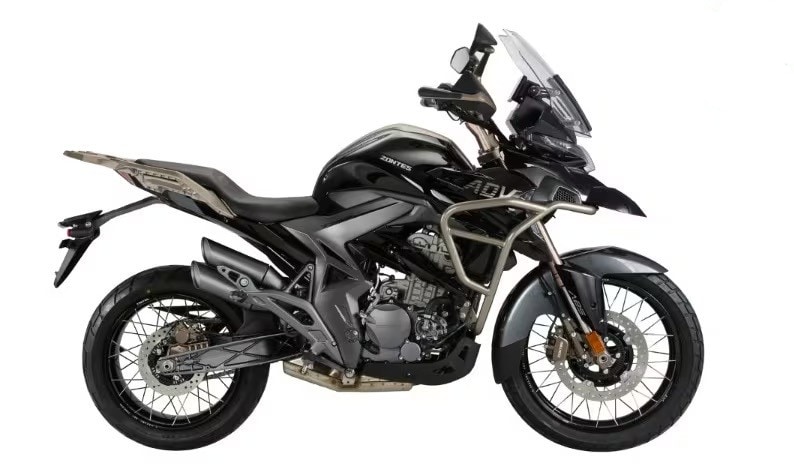 <div class='descrGalleryTitle'>Zontes ZT 350 T2 – 5.390 euro</div><div class='descrGalleryText'><p>La<b> <a href="https://www.dueruote.it/moto-scooter/zontes/zontes-zt-350-t-2/">ZT 350 T2</a></b> è l’allestimento più “tuttofare”, con <b>anteriore da 19”</b>, cerchi a raggi tangenziali, quindi persino tubeless, e forcellone tradizionale bi-braccio. Non vengono dichiarati i dati di escursione delle sospensioni, ma è ragionevole credere che qualche percorrenza su strada bianca o sentieri scorrevoli sia alla sua portata. Non viene dichiarato nemmeno il peso, ma con <b>19 litri di capienza del serbatoio</b> di certo ci sarà l’autonomia per qualche bella gita.&nbsp;</p>
</div>